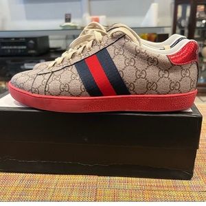 Gucci sneakers.excelent condition